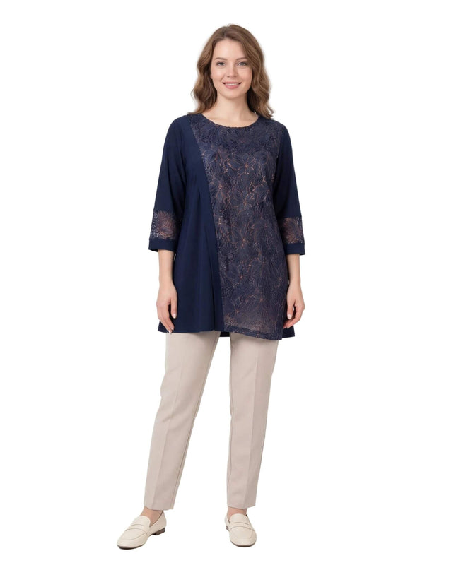 Тъмносиня официална макси туника с асиметрична флорална дантела, показана отпред в цял ръст на бял фон.