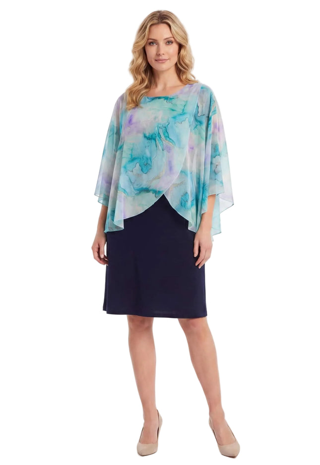 Тъмносиня официална рокля големи размери с ефирен шифон с абстрактен принт, снимана в цял ръст на бял фон.