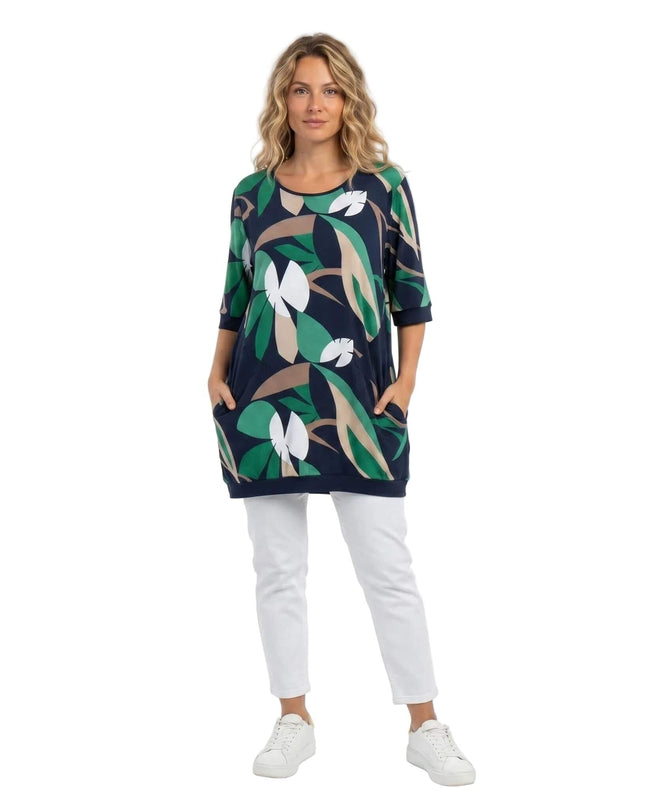 Тъмносиня разкроена лятна туника големи размери с принт на листа и практични джобове, представена в цял ръст на бял фон.