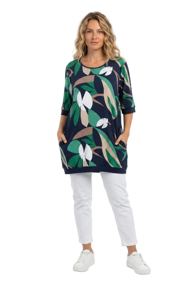 Тъмносиня разкроена лятна туника големи размери с принт на листа и практични джобове, представена в цял ръст на бял фон.