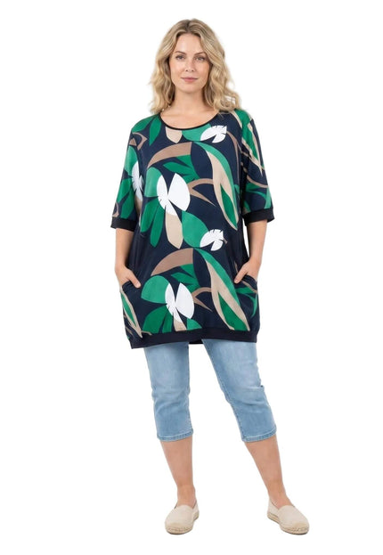 Лятна туника големи размери в тъмносиньо с абстрактен принт на зелени листа и джобове, заснета отпред на бял фон.