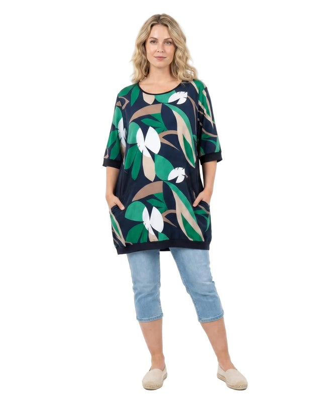 Лятна туника големи размери в тъмносиньо с абстрактен принт на зелени листа и джобове, заснета отпред на бял фон.