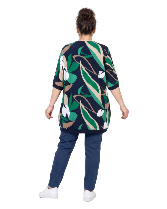 Тъмносиня разкроена лятна туника големи размери с цветен принт на листа в зелено и бежово, изглед отзад.