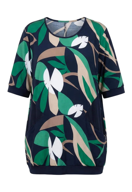 Тъмносиня разкроена лятна туника големи размери с абстрактен принт на листа и къси ръкави, плосък кадър на бял фон.
