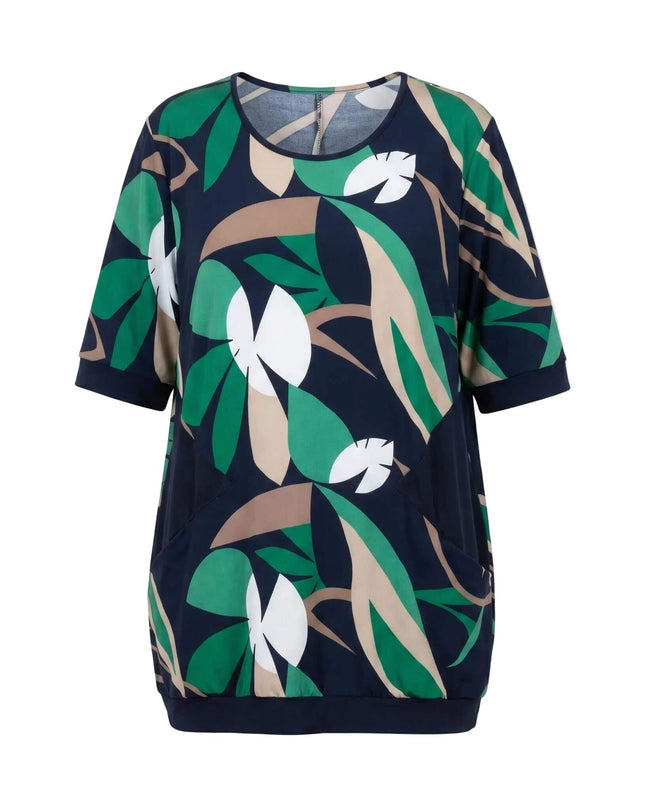 Тъмносиня разкроена лятна туника големи размери с абстрактен принт на листа и къси ръкави, плосък кадър на бял фон.