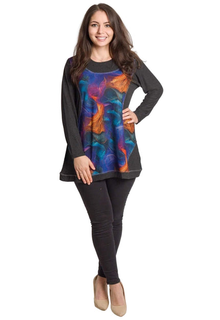 Тъмносива макси туника с живописен цветен ефект в предната част, представена в цял ръст върху бял фон.