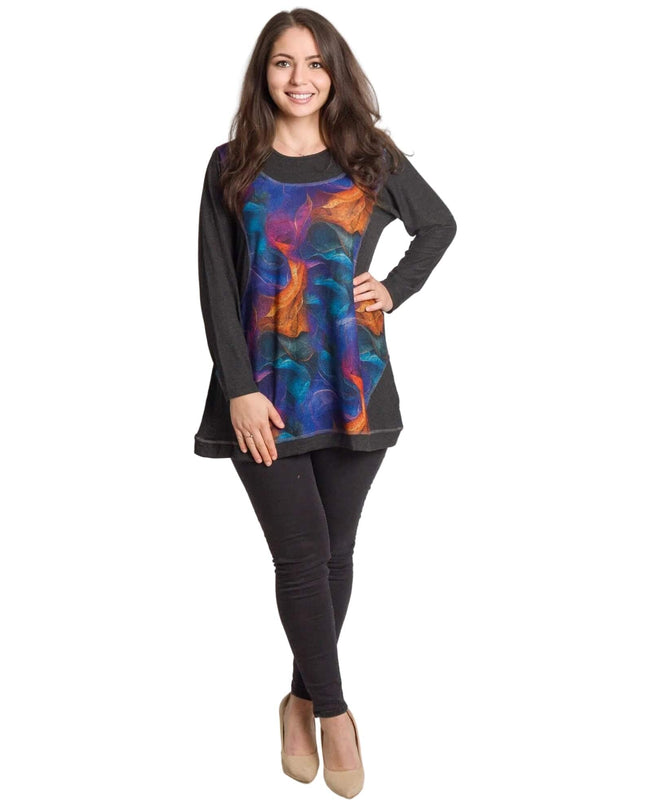 Тъмносива макси туника с живописен цветен ефект в предната част, представена в цял ръст върху бял фон.