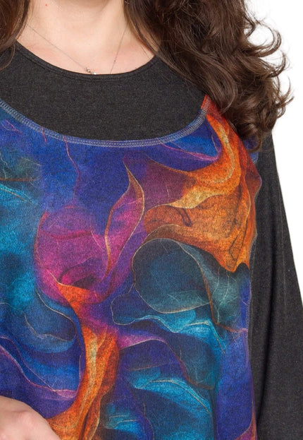 Близък план на горната част на тъмносива туника с обло деколте и абстрактни мотиви в синьо, лилаво и оранжево.