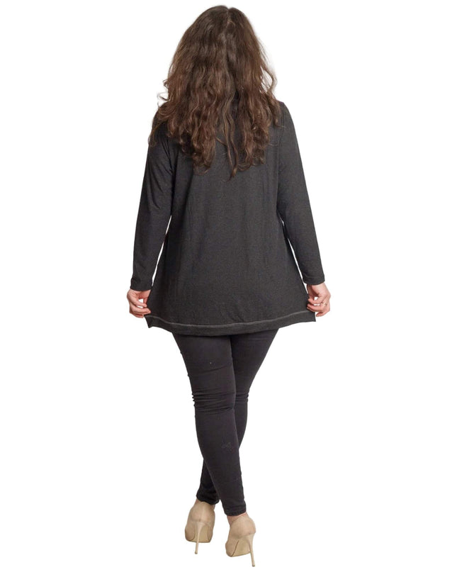 Тъмносива макси туника с живописен цветен ефект, снимана отзад в цял ръст, показваща изчистения гръб и свободната кройка.