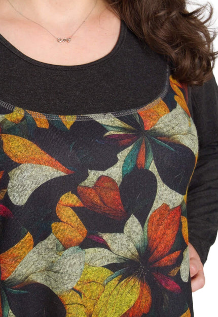 Тъмносива туника с цветен принт на есенни листа и обло деколте, детайл отблизо на горната част и материята.