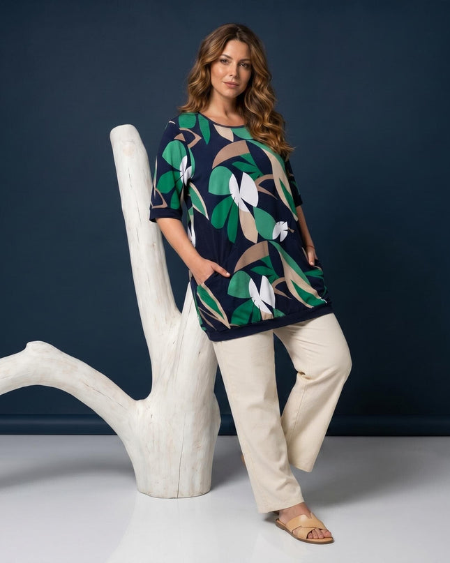 Тъмносиня лятна туника големи размери с абстрактен принт на листа и практични джобове, показана в цял ръст върху модел.