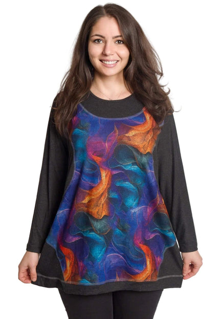 Тъмносива макси туника с живописен цветен ефект в предната част, дълъг ръкав и свободна кройка, заснета отпред на бял фон.