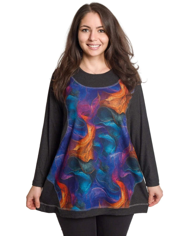 Тъмносива макси туника с живописен цветен ефект в предната част, дълъг ръкав и свободна кройка, заснета отпред на бял фон.