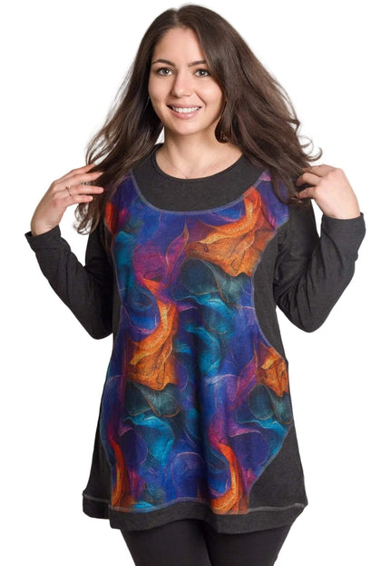 Тъмносива макси туника с живописен цветен ефект в синьо и оранжево, представена върху модел на бял фон