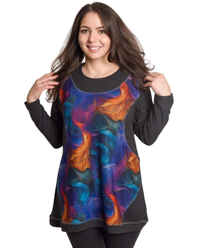 Тъмносива макси туника с живописен цветен ефект в синьо и оранжево, представена върху модел на бял фон