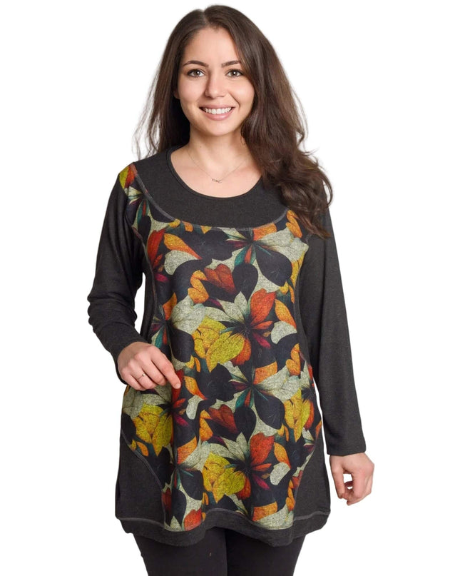 Тъмносива туника с цветен принт на листа, дълги ръкави и обло деколте, заснета отпред върху модел.