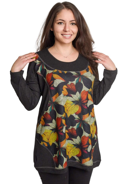 Тъмносива туника с цветен принт на есенни листа и обло деколте, заснета отпред на бял фон