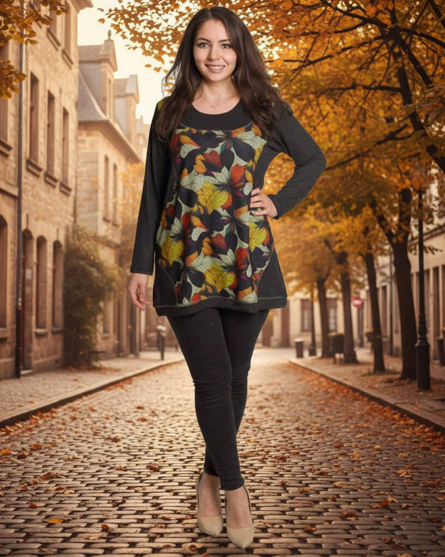 Тъмносива туника с цветен принт на есенни листа и обло деколте, заснета в цял ръст върху модел на открито.