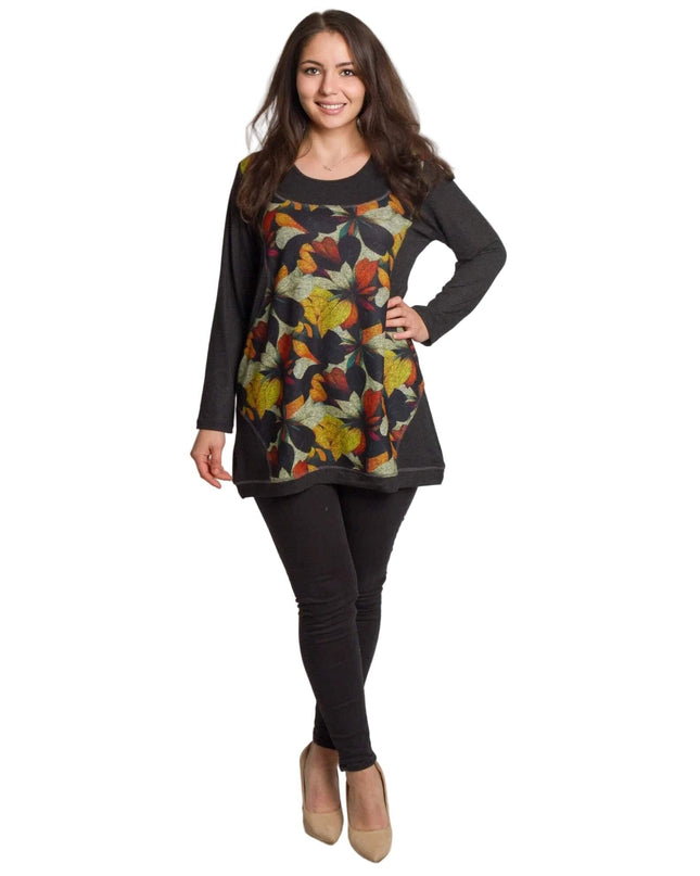 Елегантна тъмносива туника с цветен принт на листа, свободна кройка и дълги ръкави, заснета върху модел в цял ръст.