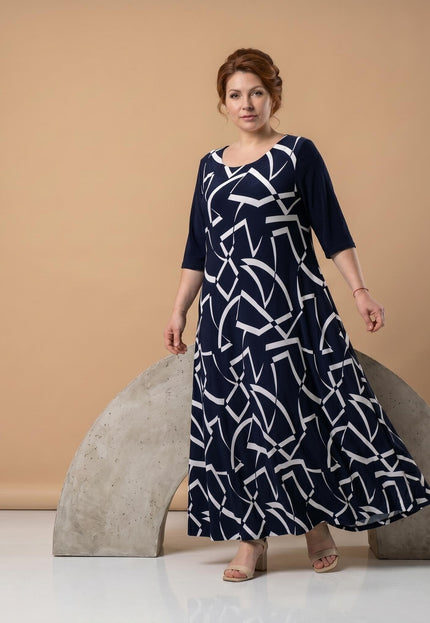 Тъмносиня официална макси рокля с разкроен силует и абстрактен бял принт, представена в цял ръст.