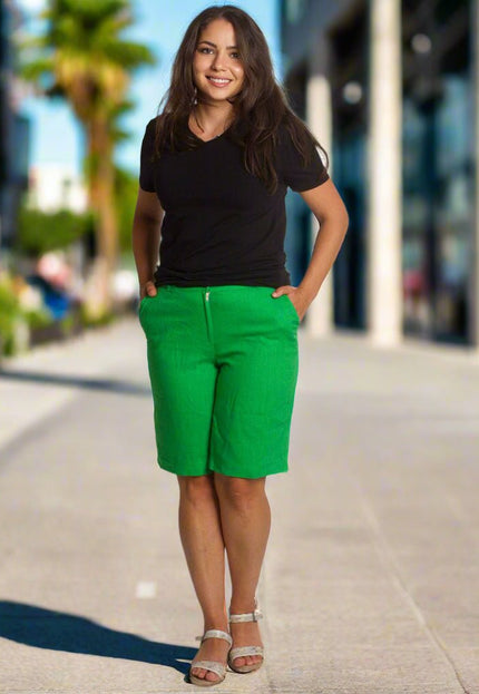 Зелени къси панталони с джобове и цип в големи размери - Maxi Market